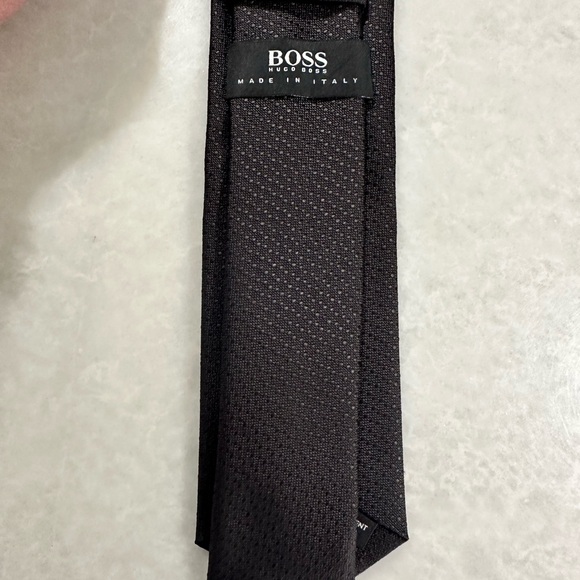 Black on black textured Hugo Boss tie - Picture 2 of 5